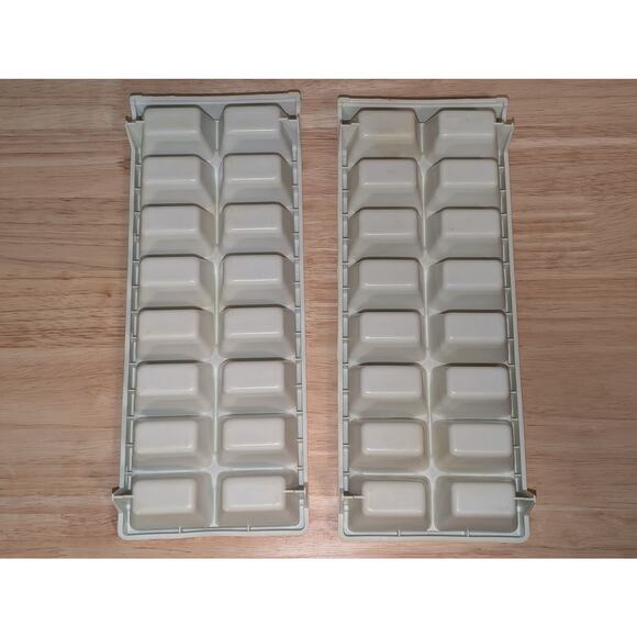 Set of 2 White Plastic Twist Release Ice Cube Trays 16 Cubes Per Tray--EUC! - Picture 4 of 5